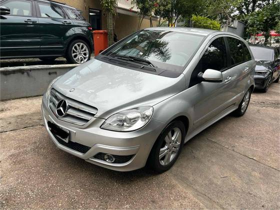 MERCEDES-BENZ B 180 1.7 FAMILY PLUS 8V GASOLINA 4P AUTOMÁTICO